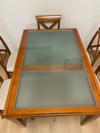 Mesa de comedor de madera y cristal