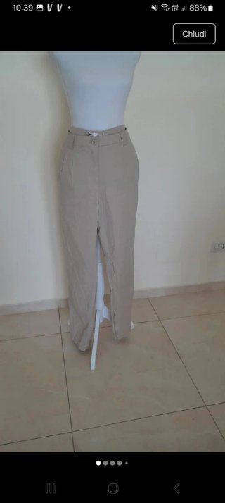 Pantaloni beige e blusa gialla