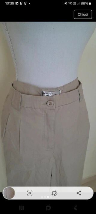 Pantaloni beige e blusa gialla