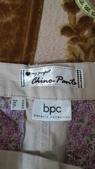 Pantaloni beige e blusa gialla