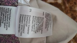 Pantaloni beige e blusa gialla