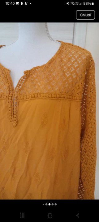Pantaloni beige e blusa gialla