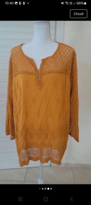 Pantaloni beige e blusa gialla