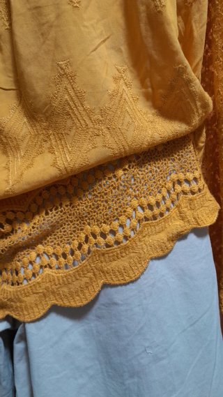 Pantaloni beige e blusa gialla