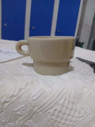 Taza de café beige cerámica