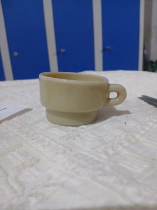 Taza pequeña de cerámica beige