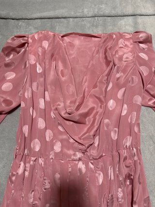 Vestido de fiesta rosa con lunares