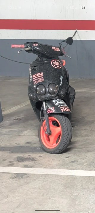 Yamaha Neos Scooter Negra y rosa