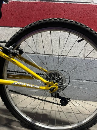 Bicicleta infantil amarilla