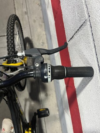 Bicicleta infantil amarilla