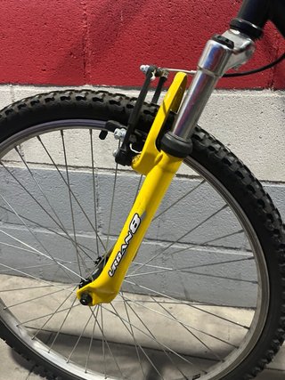 Bicicleta infantil amarilla