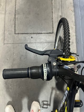 Bicicleta infantil amarilla