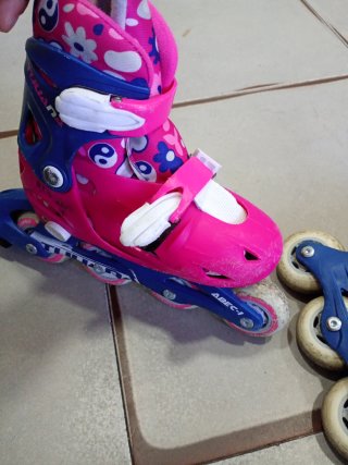 Patines en línea rosas y azules