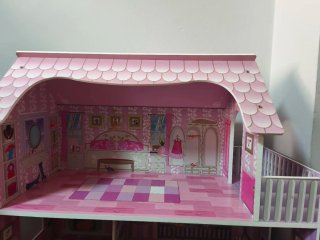 Casa de muñecas rosa de 3 plantas