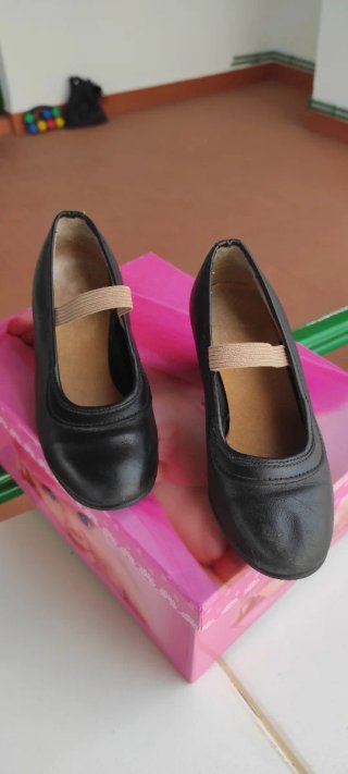 Zapatos de baile negros con tira elástica
