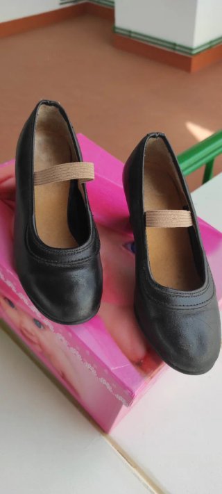 Zapatos de baile negros con tira elástica