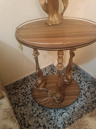 Mesa auxiliar con lámpara antigua