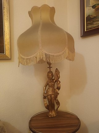 Mesa auxiliar con lámpara antigua
