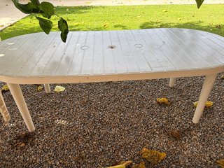 Tavolo e sedie da giardino