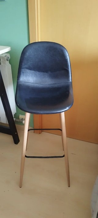 Mesa alta comedor SKOGSTA IKEA Con dos sillas