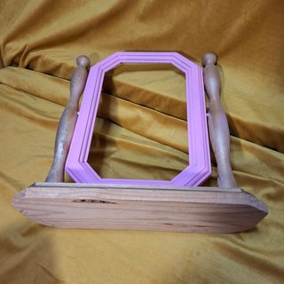 Marco expositor madera rosa con base