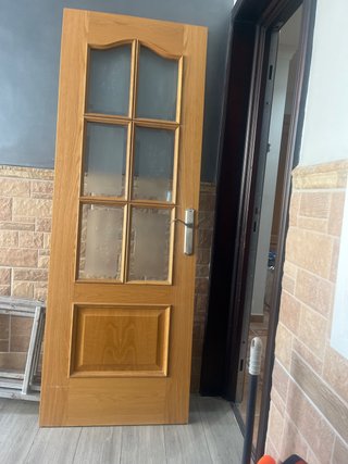 Puerta de madera maciza con cristales para cocina