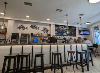 Taburetes bodega. Sillas salon. Mesa cocina madera