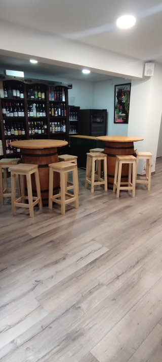 Mesa de cocina. Sillas salon. Bodega taburetes