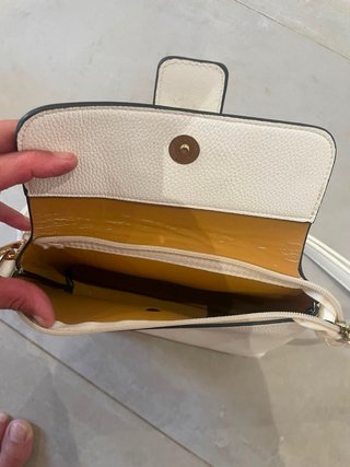 Bolso blanco con detalles dorados
