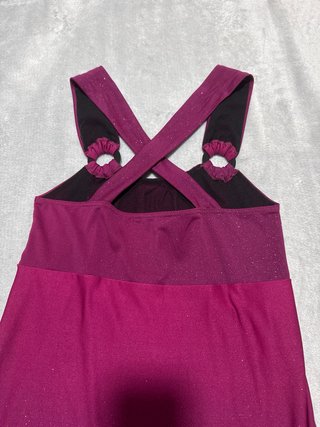 Vestido de fiesta morado con brillos