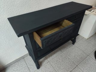 Mueble de madera antiguo pintado en azul