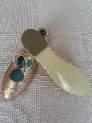 Zapatos dorados con cordones