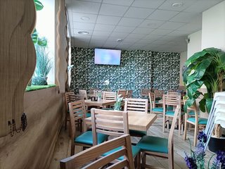 Mesa salon madera. Sillas cocina. Taburetes bodega