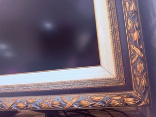 Samsung TV con marco decorativo vintage