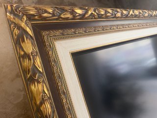 Samsung TV con marco decorativo vintage