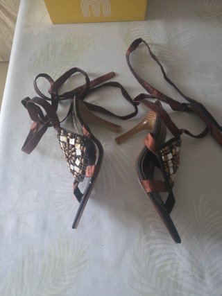Sandalias de tacón con cordones