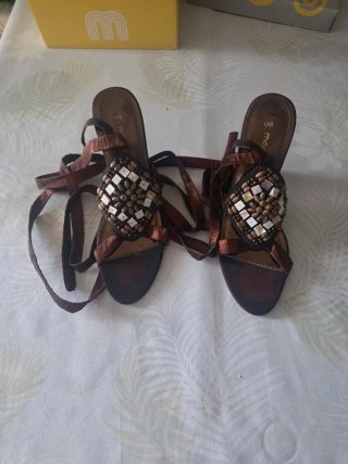 Sandalias de tacón con cordones