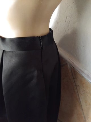 Falda negra plisada
