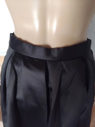 Falda negra plisada