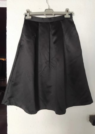 Falda negra plisada