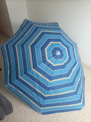 Silla reclinable y sombrilla playa