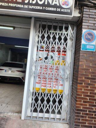 Puerta cristal con reja blanca