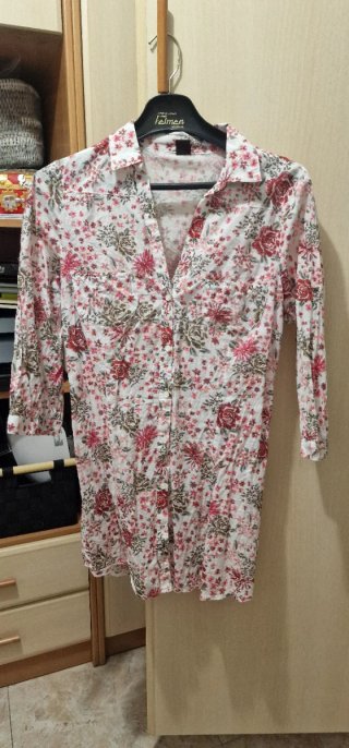 Blusa fina floral algodón H&M.