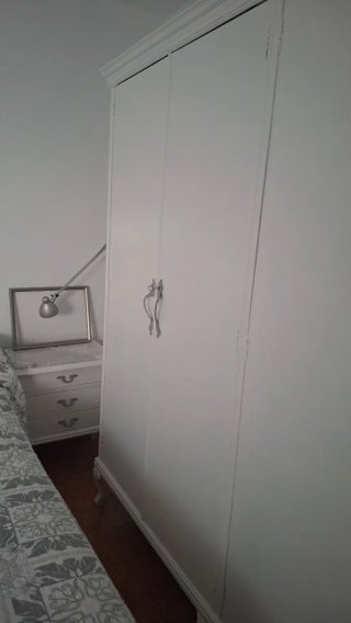 Camera da letto bianca in stile vintage
