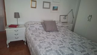 Camera da letto bianca in stile vintage