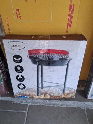 Griglia da barbecue nera e rossa