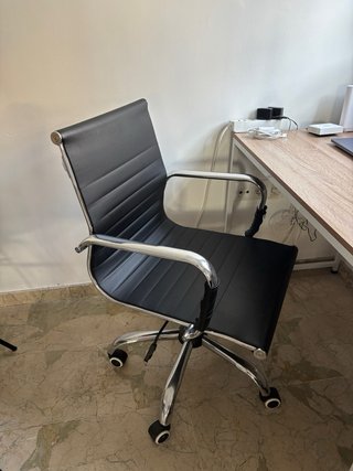 Escritorio y silla de oficina. Precio por ambos.