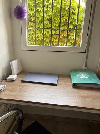 Escritorio y silla de oficina. Precio por ambos.