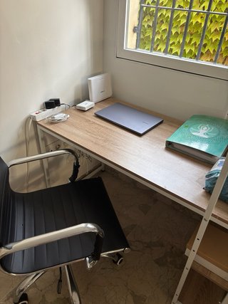 Escritorio y silla de oficina. Precio por ambos.