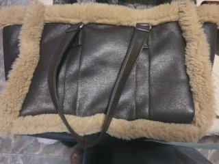 Bolso de piel sintética con borreguito